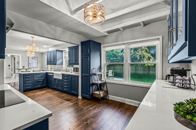 Building Photo - 421 W Lloyd St