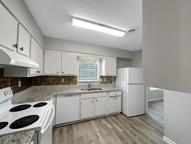 Building Photo - 790 Clarington Dr