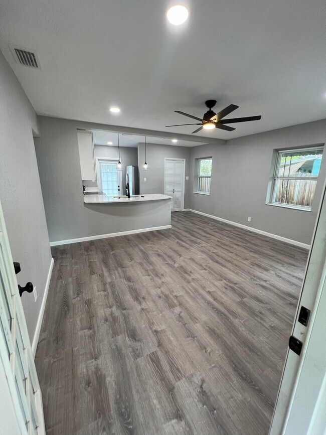 Foto del edificio - 147 42nd Ave NE