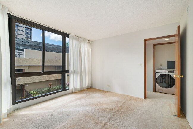 Foto del edificio - Country Club Plaza#307