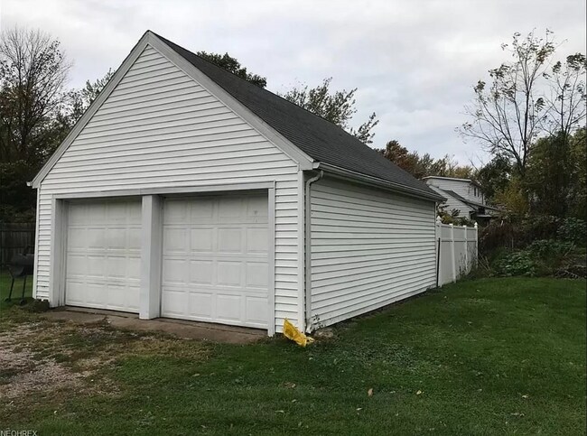 TWO car garage - 1415 W 9th St
