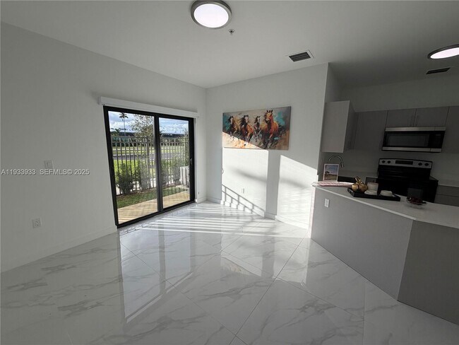 Foto del edificio - 2310 E 4th Ave