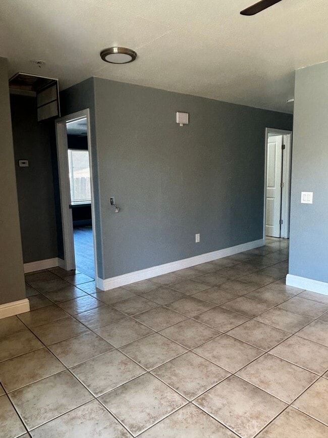 Building Photo - 3 Bedroom 2 bath home available