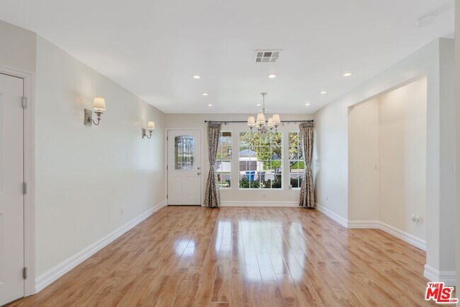 Foto del edificio - 6378 Bertrand Ave