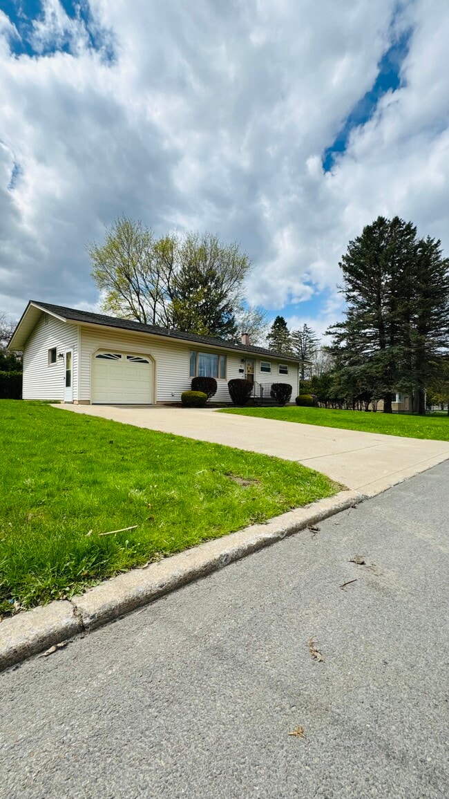 Building Photo - 913 Arnold Ave