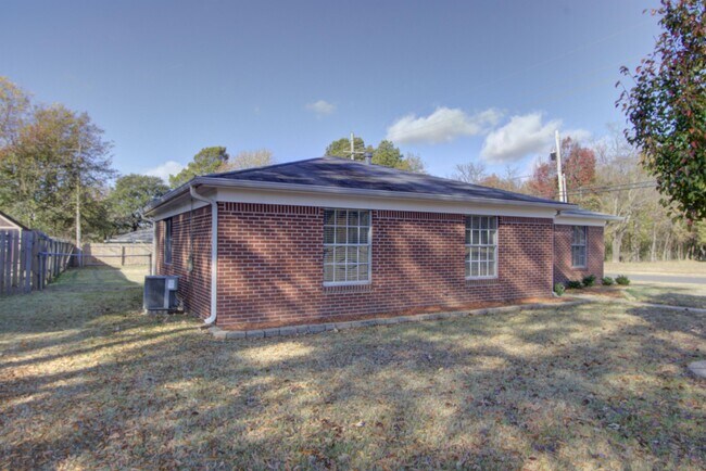 Building Photo - 4907 Fernwood Dr