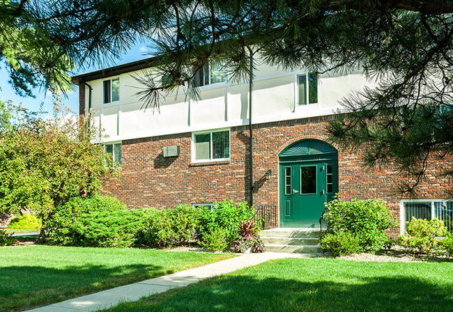 Entrada del edificio - Village Green Apartments