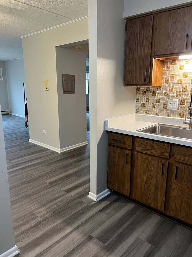 Building Photo - 15 E Maple St