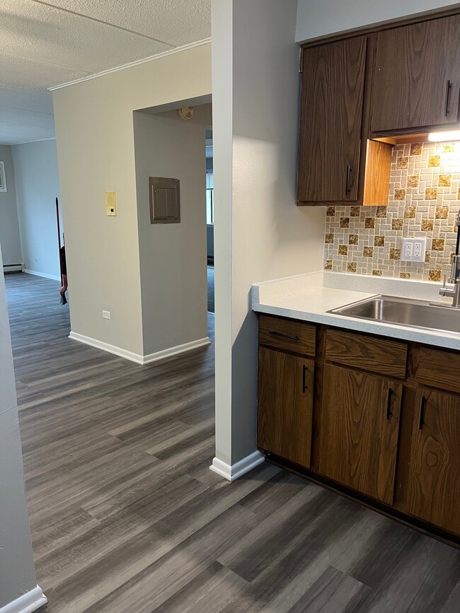 Building Photo - 15 E Maple St