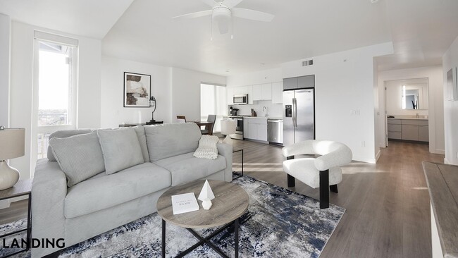 Building Photo - 707 S Farmer Ave