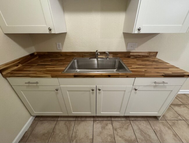 Building Photo - 646 S Hawley Rd