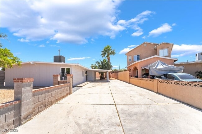 Building Photo - 2749 Del Mar Pl