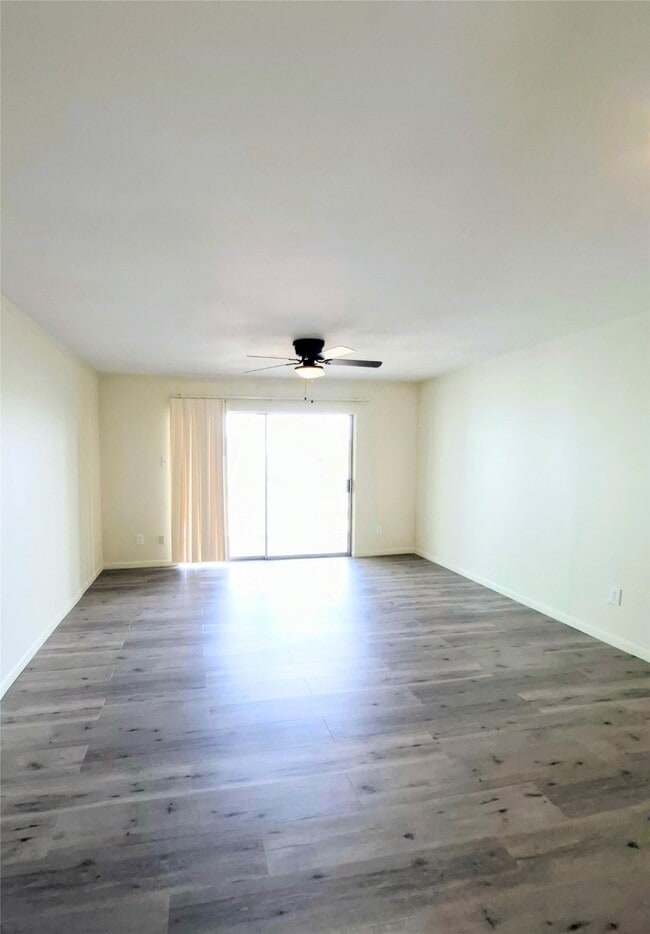 Foto del edificio - 500 Tiki Dr