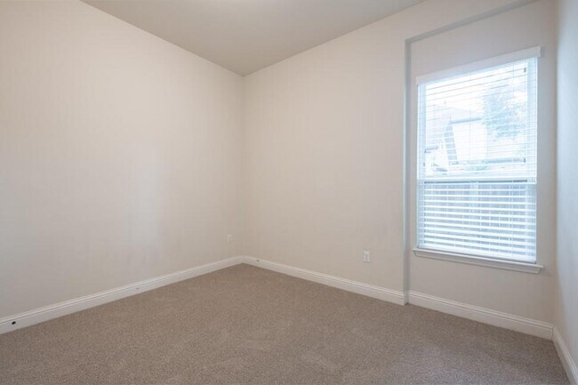 Building Photo - 14928 Iveans Way