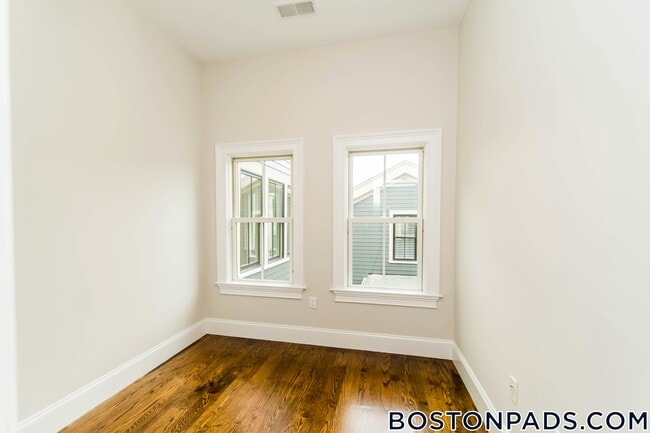 Building Photo - 124 Columbia St