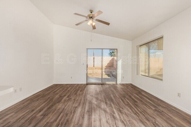 Foto del edificio - 15928 W Smokey Dr