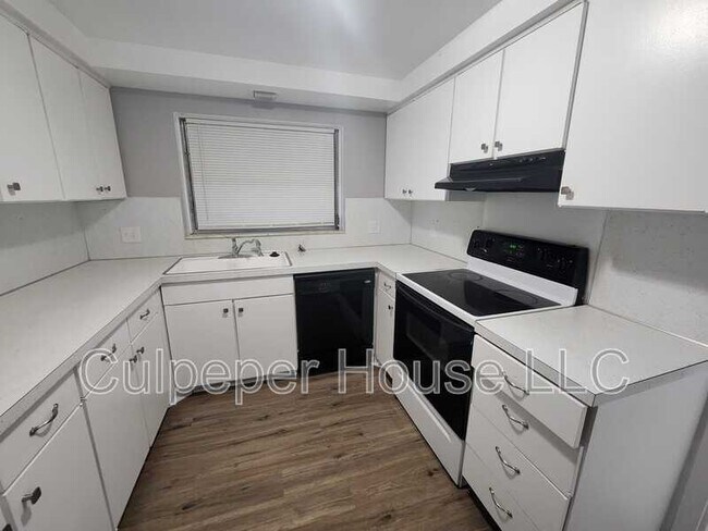 Foto del edificio - 4102 Garden Estates Dr