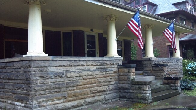 Foto del edificio - 9725 Lake Ave