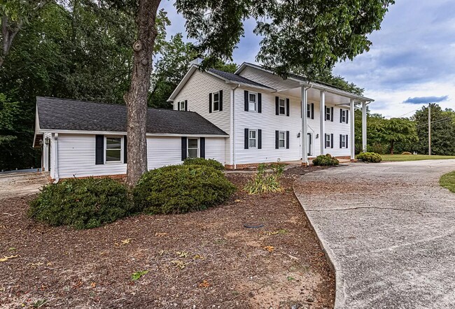 Front of the house - 3 - 121 Chipwood Ln