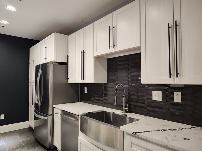 Building Photo - Luxury studio located in Factory South!