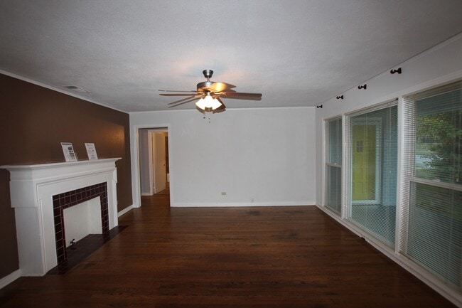 Foto del edificio - Available-Adorable Large 3 bedroom Home ne...