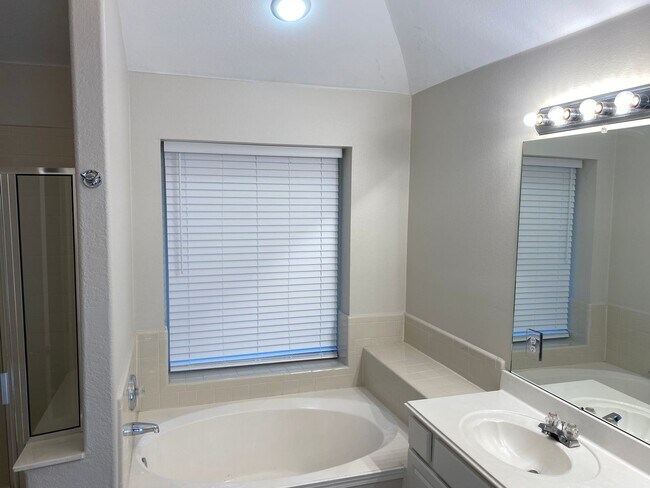 Building Photo - 4108 N Summercrest Loop