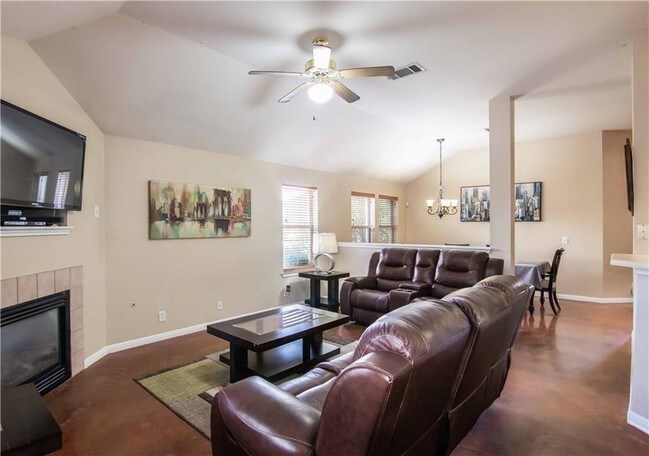 Building Photo - 809 Camino Real Dr
