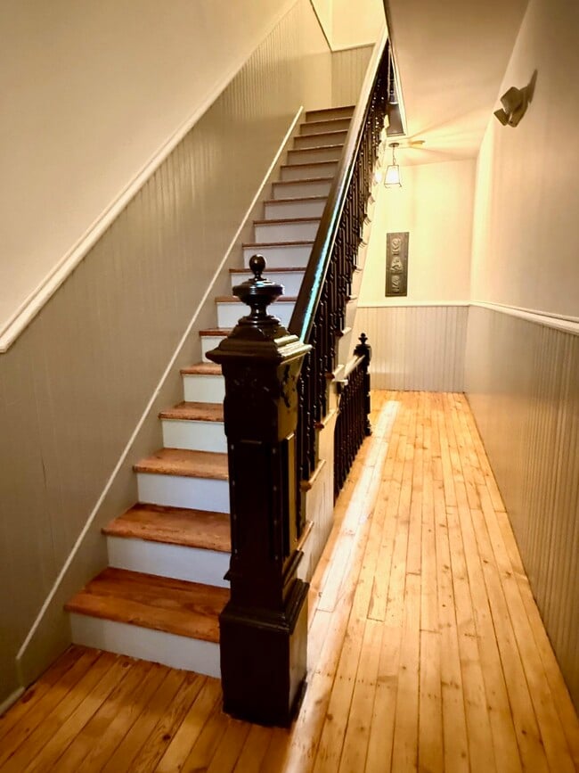 Building Photo - 206 7th St