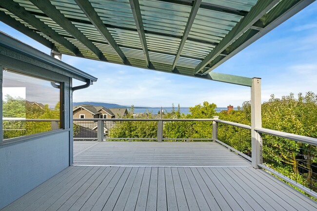 Building Photo - Charming 2-Bedroom Home with Stunning Wate...