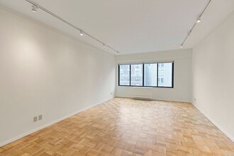 Building Photo - 900 Park Ave