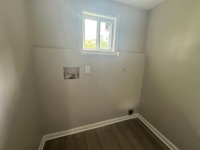 Building Photo - Spacious 3-Bedroom, 1-Bath Home with Newly...