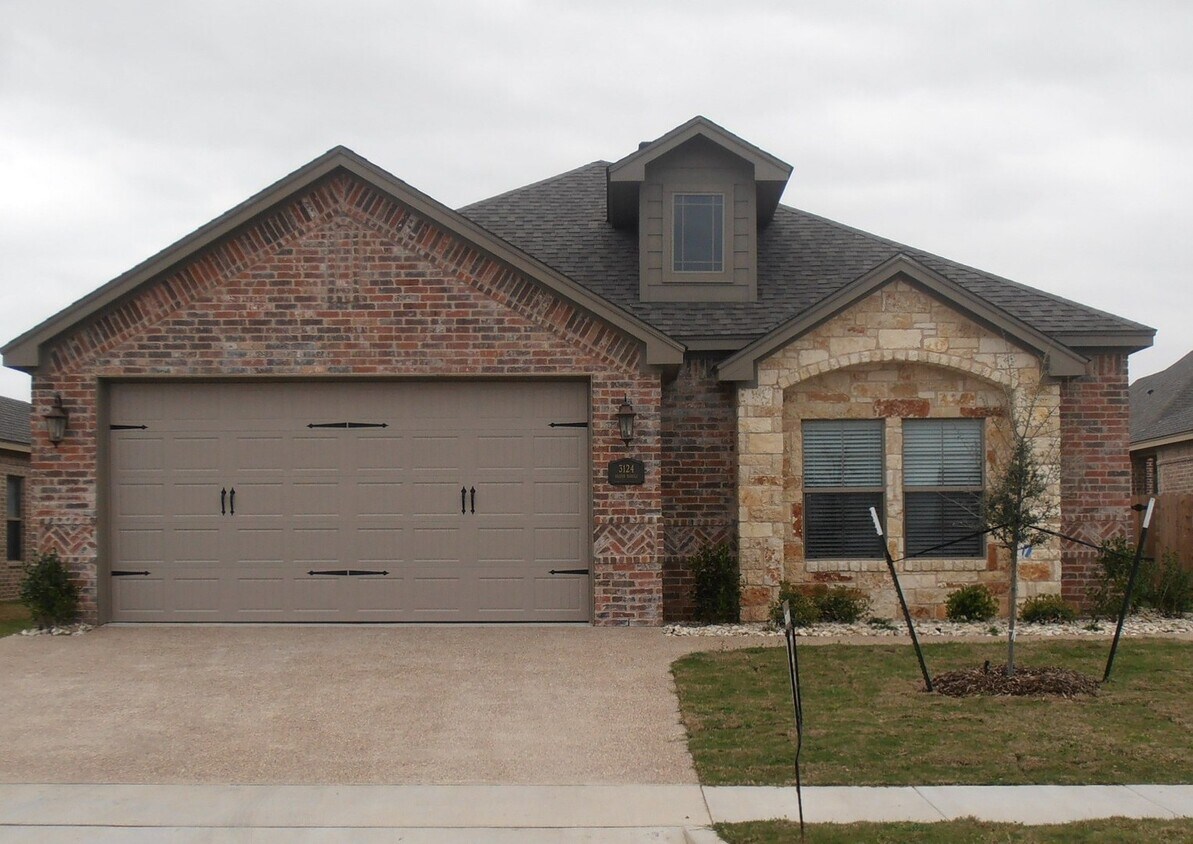 4 Bedroom Single Family Home: Available Now! - 4 Bedroom Single Family Home:  Available Now!