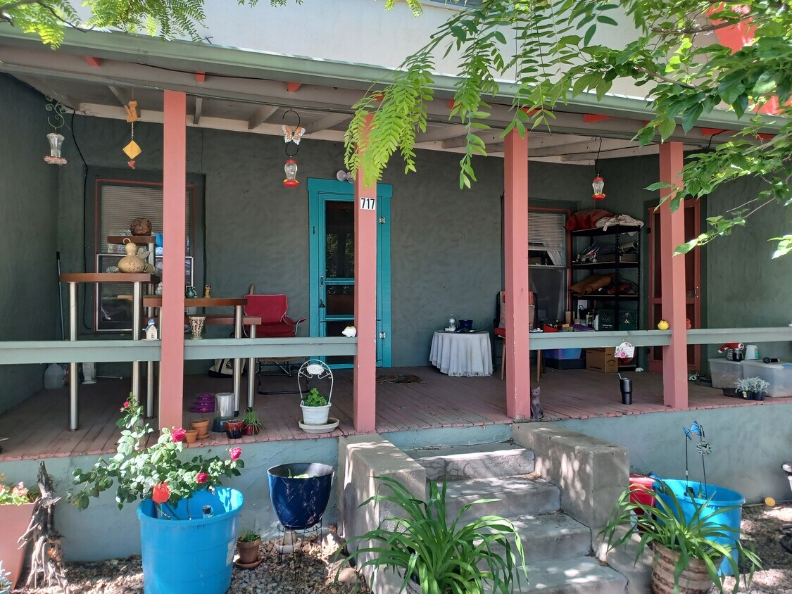 Entrance to front unit and porch area. - 717 W 6th St