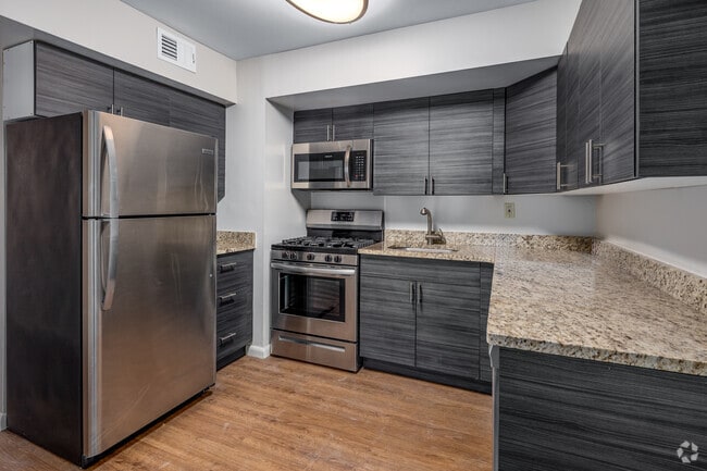 1BR, 1BA - 807SF - Kitchen - Berdan Court