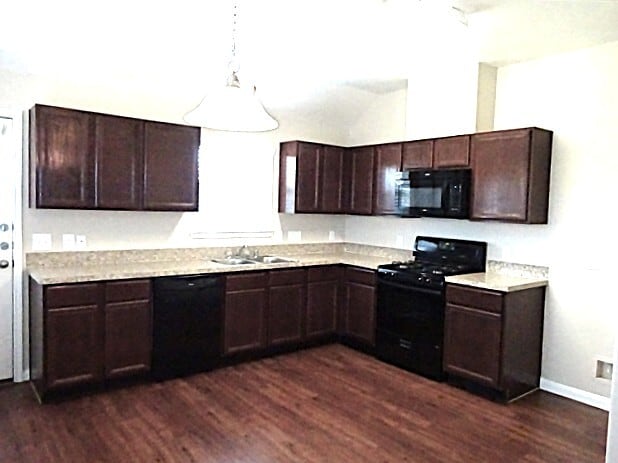 Foto del edificio - 5931 Brenwood Trails Ln