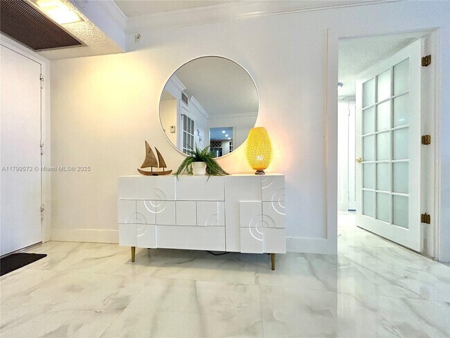Foto del edificio - 6039 Collins Ave