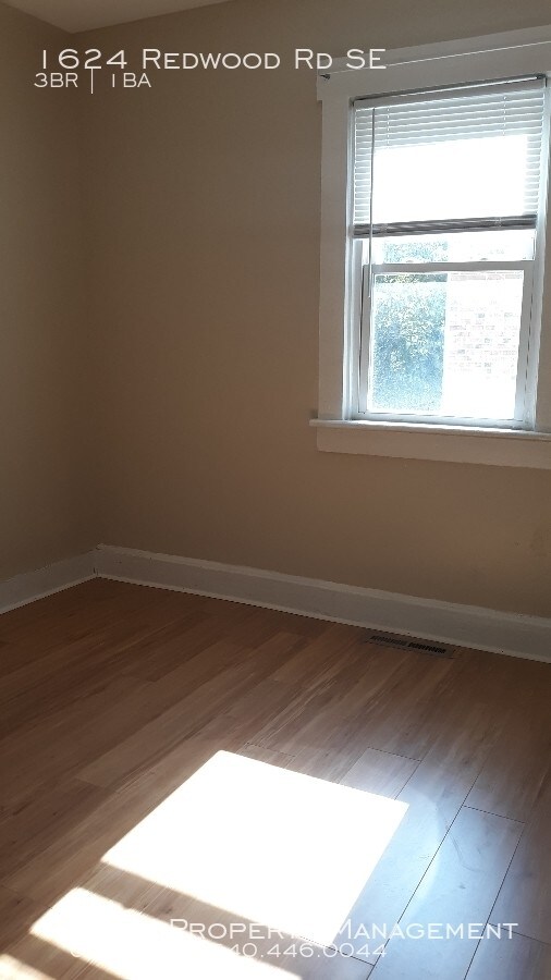 Building Photo - 3 Bedroom Home available for Section 8