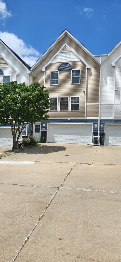 Foto principal - 2 bed 2 Bath Town House