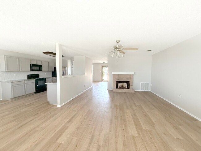 Concepto abierto - vista hacia la entrada principal. - 1419 Windy Meadows Dr