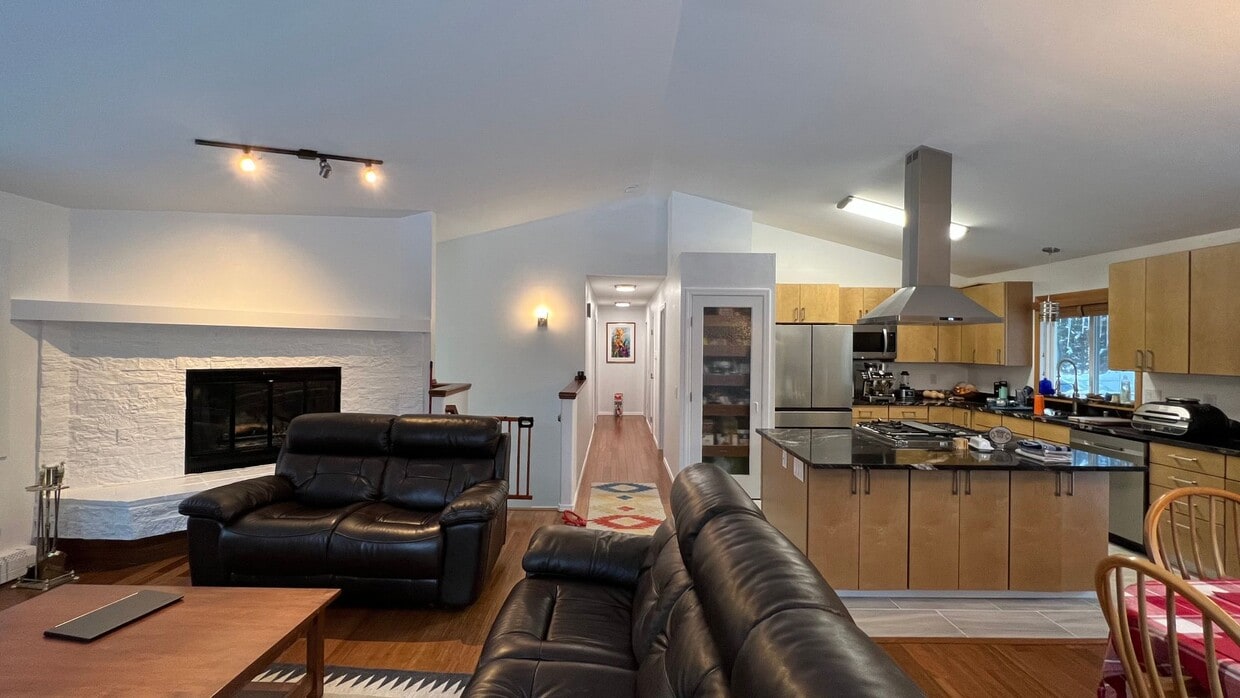 Primary Photo - 3 Bed/2 Bath/2 Car Garage on beautiful 2 a...