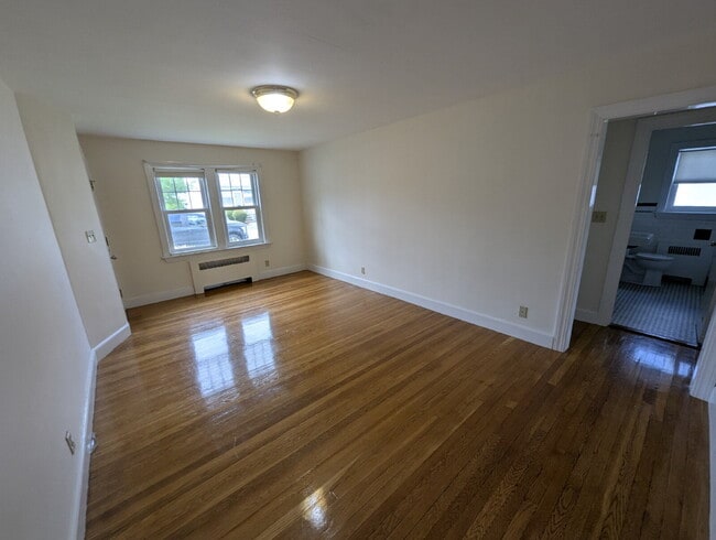 Building Photo - Charming 1st Floor Apartment in Convenient...