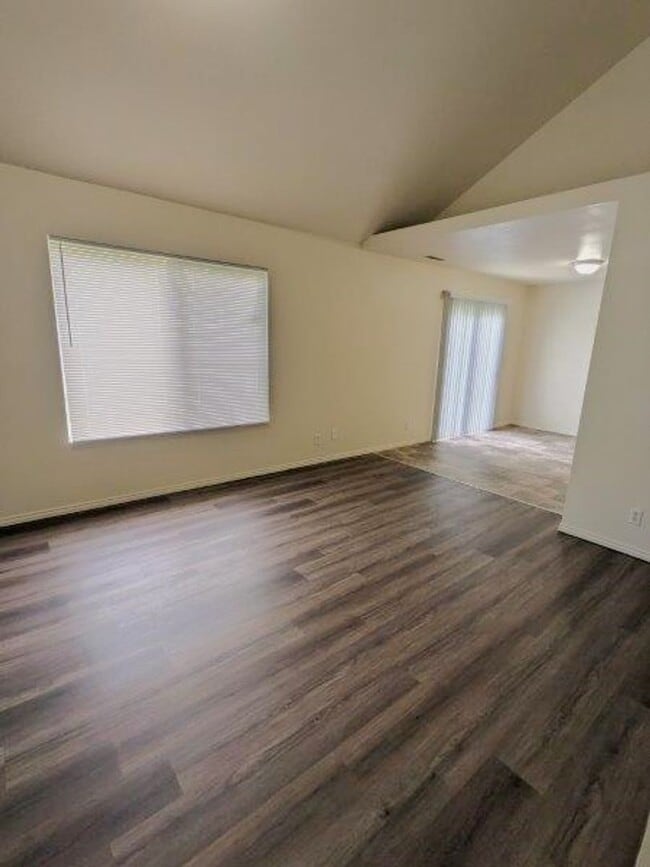 Building Photo - 2 weeks rent free! 3 Bed 1.5 Bath Townhous...