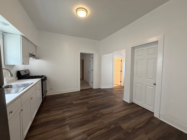 Building Photo - 4 Bedroom updated home in Grand Rapids