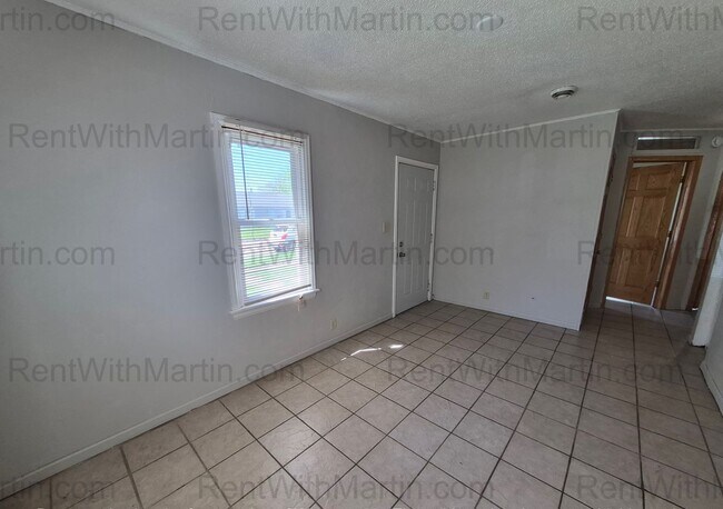 Foto del edificio - FOR RENT- 2 bedrooms on Ackermant! Pets Ok!