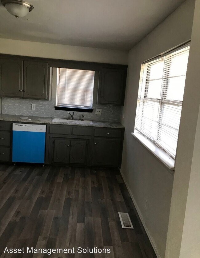 Building Photo - 4 br, 1.5 bath House - 25 Bainbridge Ave.