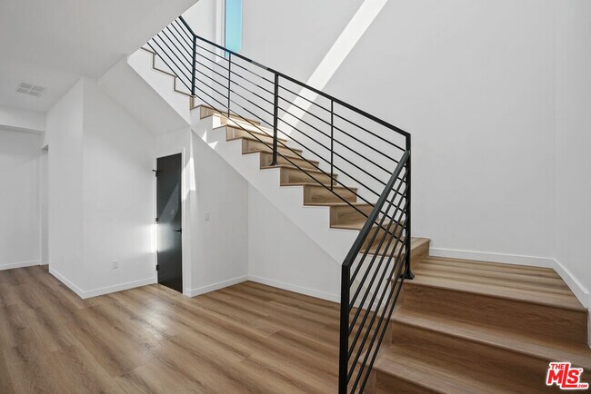 Foto del edificio - 5741 Cahill Ave