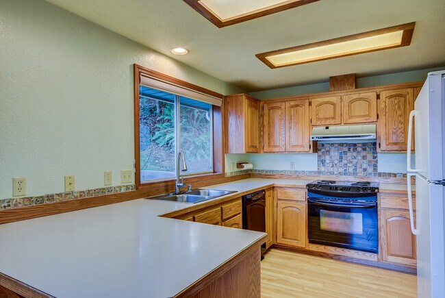 Building Photo - Three bedroom home