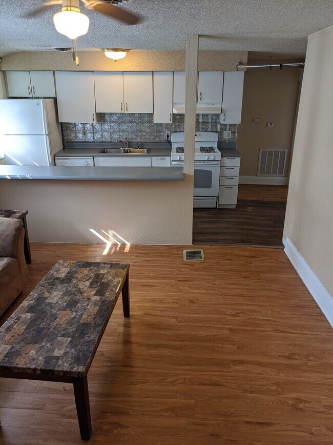 Foto del edificio - 812 W Main St