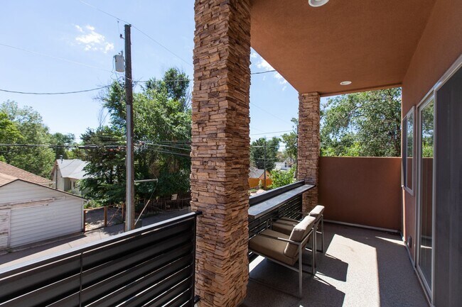 Building Photo - BEAUTIFUL Robbin Place 4 BD/3.5 BA Contemp...