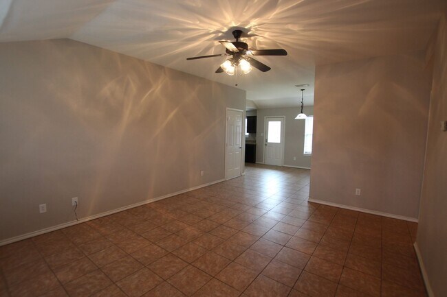 Building Photo - 2 Bedroom Duplex for Rent in Lindale!